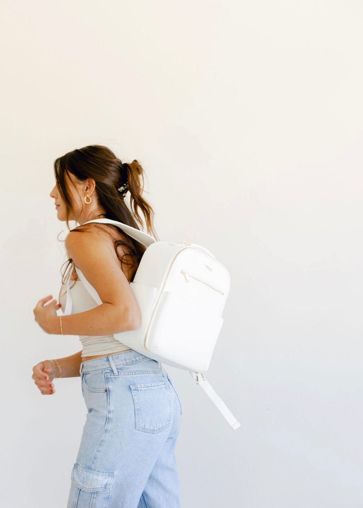 Woman wearing white backpack, 066FD01E-F0B1