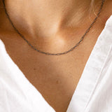 Thin chain necklace on a woman, image_44ada70a-0f8f-4c81-bcd7-aa765cba3018