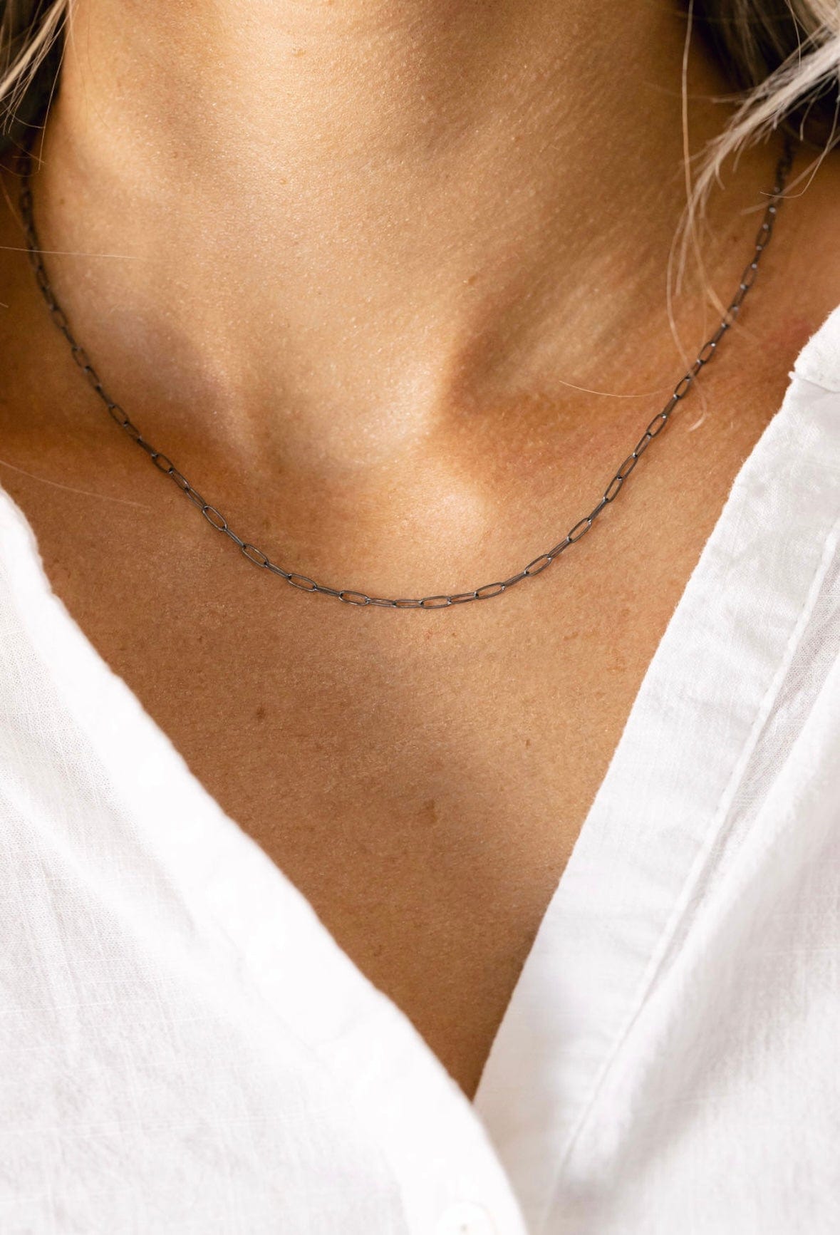 Thin chain necklace on a woman, image_44ada70a-0f8f-4c81-bcd7-aa765cba3018