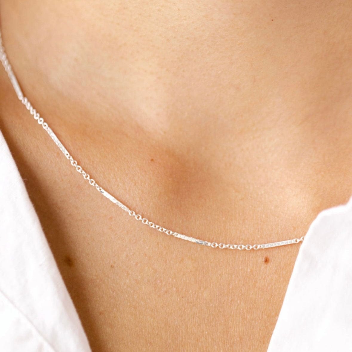 Silver necklace on a woman's neck (5033A283)