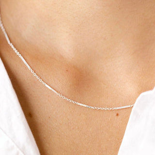 Silver necklace on a woman's neck (5033A283)