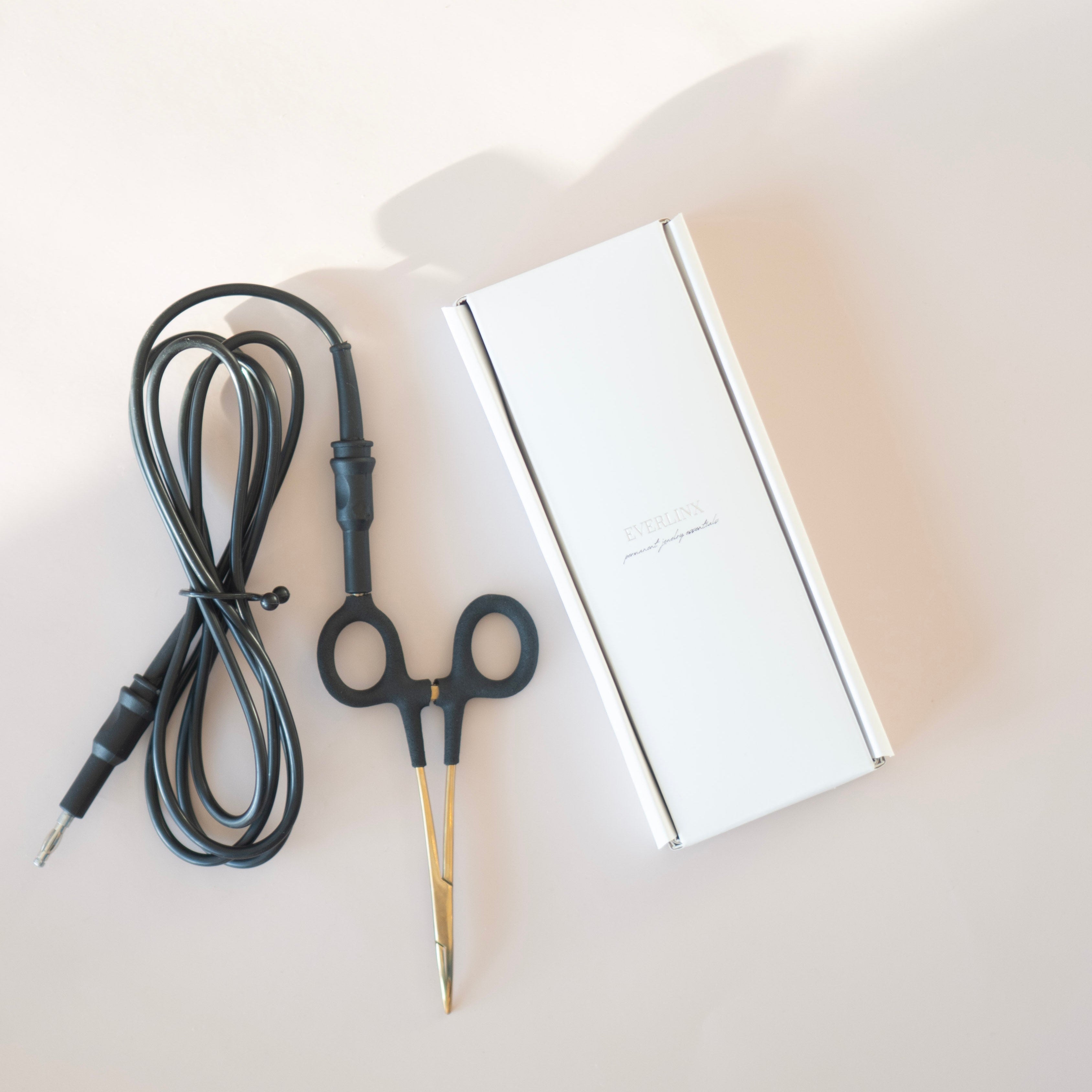 gold grounding locking hemostats