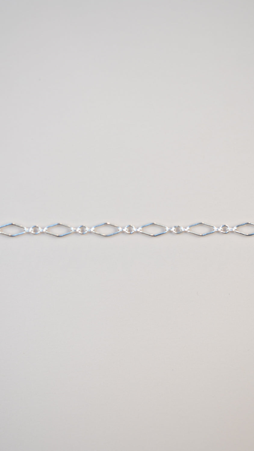 Silver chain with diamond-shaped links, chain05_13-10
