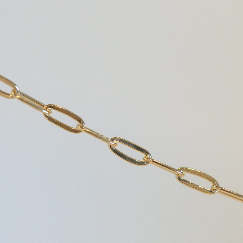 Everarc-3143 gold chain necklace on white background