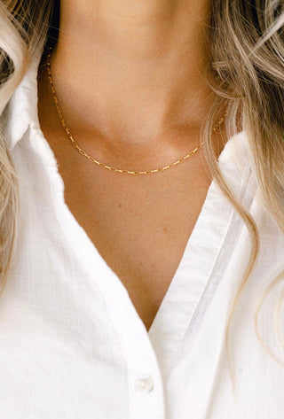 Gold chain necklace on a woman, image_3e819ead