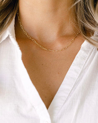 Gold link necklace on woman, image_64dc4e48-6999-4786-8b17-6f6cd8a66002