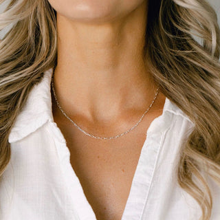 Woman wearing silver necklace, image_69592b73