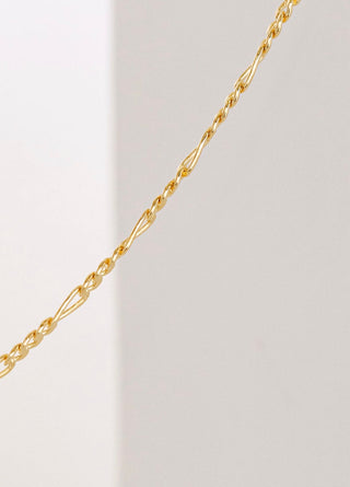 Gold chain necklace close-up (image_7bc5e12c)