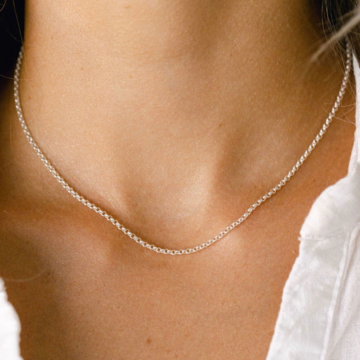 Silver chain necklace on a woman, image_9ec1884e-e6a9-417d-a0fc-b40405c9fd63