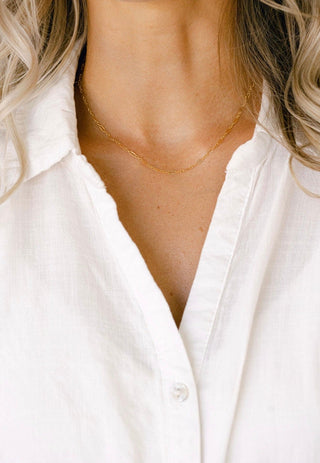 Woman wearing gold necklace, image_aebb4508