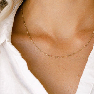 Gold necklace on woman, image_be168267-ac2e-487c-947a-12a7c2518bcd