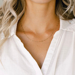 Woman wearing gold necklace, image_c77c7201-03c1-487a-bcf6-7fc903dd344a