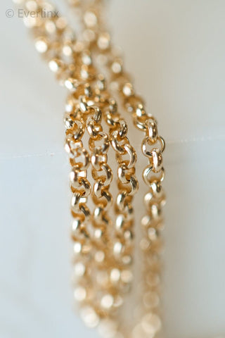 Gold chain close-up.